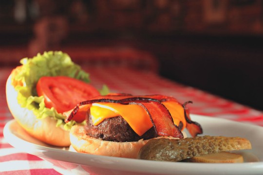 No P.J. Clarke’s: o the cadillac (R$ 31,00) combina hambúrguer de 200 gramas, queijo cheddar e bacon