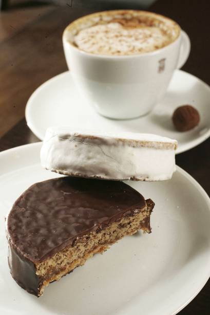 Alfajores com cobertura de chocolate e de merengue