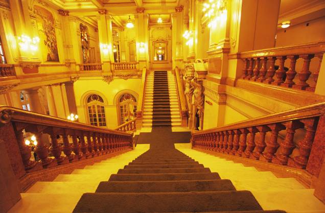 O teatro, de 1911, é obra do escritório de Ramos de Azevedo, que bebeu na fonte francesa em seus mais de 500 projetos na cidade — incluindo o Mercado Municipal