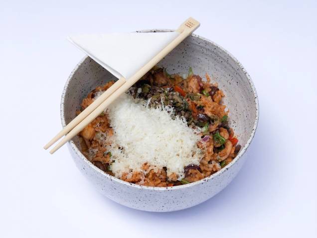 Pedida quente: arroz japonês misturado a polvo, tomate, tapenade de azeitona preta e parmesão