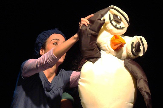 Mari Gutierrez anima bonecos ao som da Banda Strombólica em Bichos do Mundo