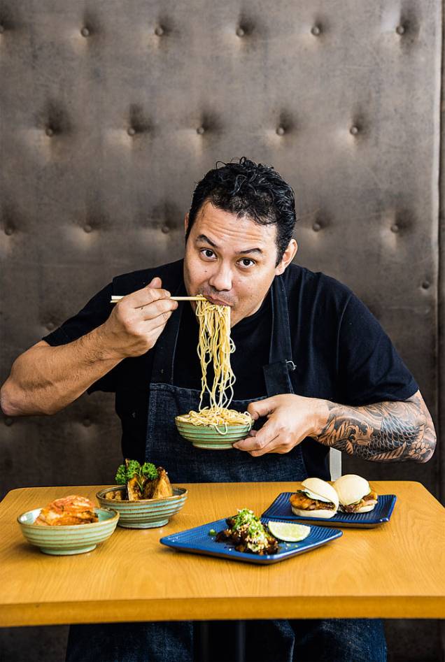 Daniel Parolin Hirata, do Hirá Ramen Izakaya: prepara hirá buns (15 reais), lanchinho no pão chinês com barriga de porco, pepino e aioli de leite