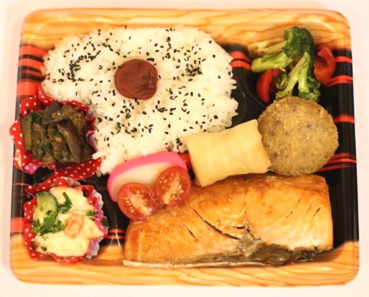 Obentô: versão do prato feito japonês com salmão