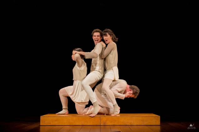 O grupo Companhia de Teatro Manual, do Rio de Janeiro, traz a peça Hominus Brasilis a São Paulo O grupo Companhia de Teatro Manual, do Rio de Janeiro, traz a peça Hominus Brasilis a São Paulo