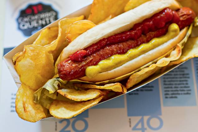 Sanduíche com ketchup, mostarda e batata chips