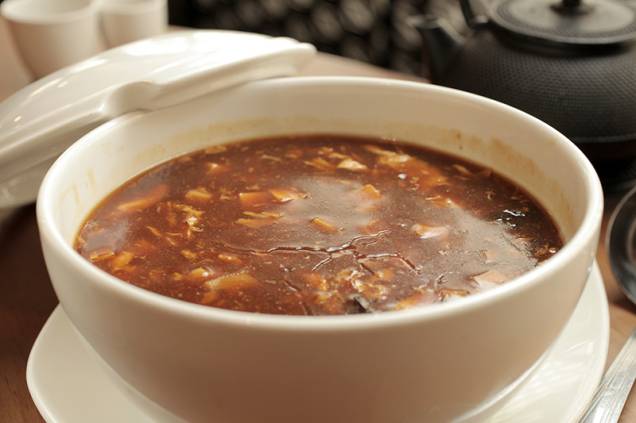 A hot and sour soup, levemente picante, combina tofu, brotos de bambu, cogumelos e ovos em caldo de frango