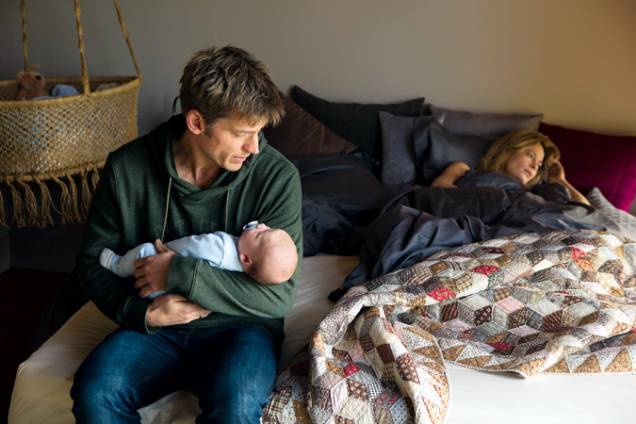 Andreas, o bebê e a esposa: polêmica troca de crianças