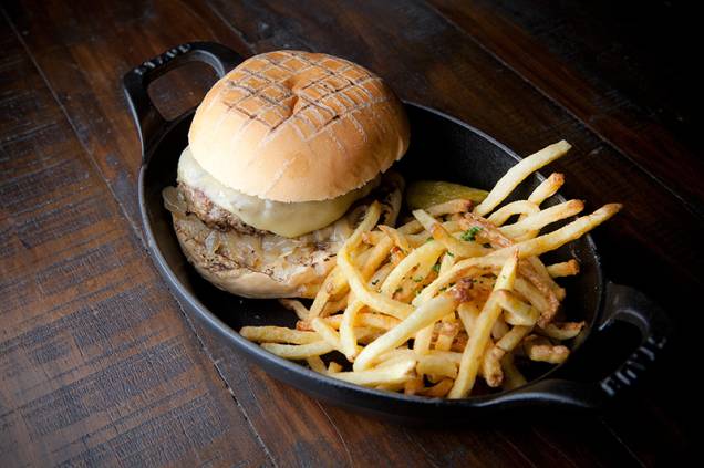 Ici Brasserie: hambúrguer com cebola caramelada e queijo emmental ladeado por fritas