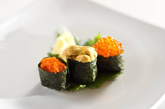 Sushi tradicional de ovas e ouriço 