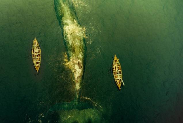 No Coração do Mar: o navio baleeiro Essex é atacado por uma baleia gigante