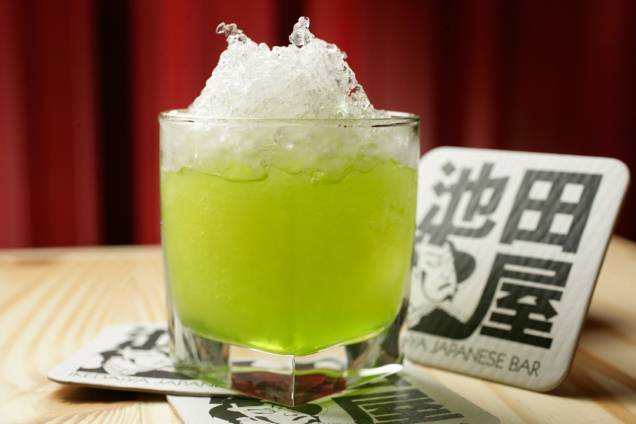 Midori drink: mix de licor de melão, suco de abacaxi e gelo raspado.