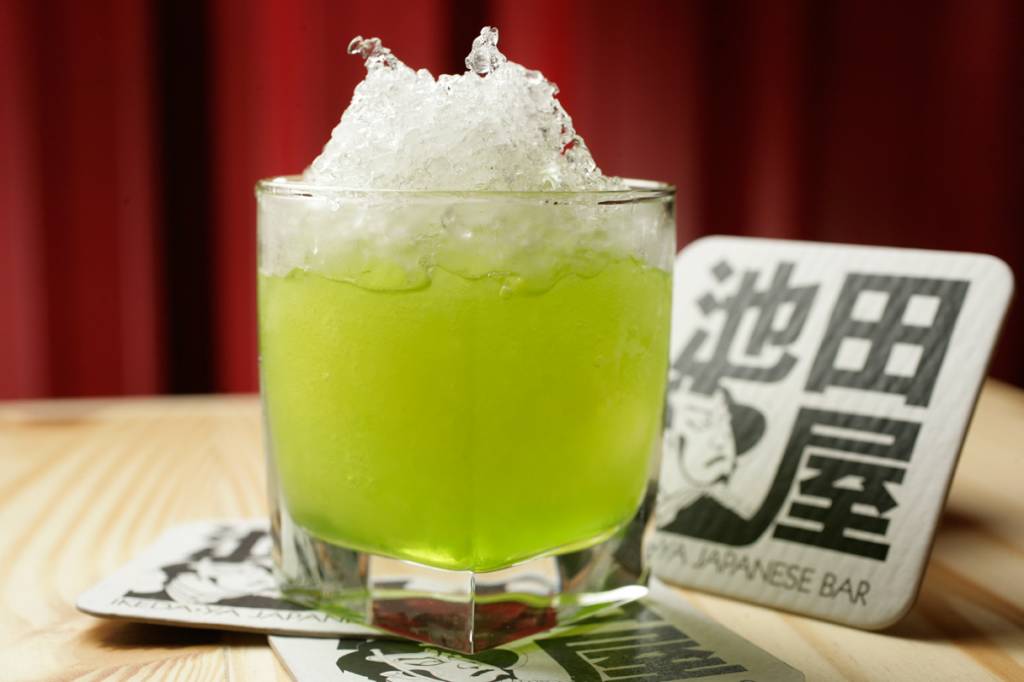 Midori drink: mix de licor de melão, suco de abacaxi e gelo raspado. Midori drink: mix de licor de melão, suco de abacaxi e gelo raspado.