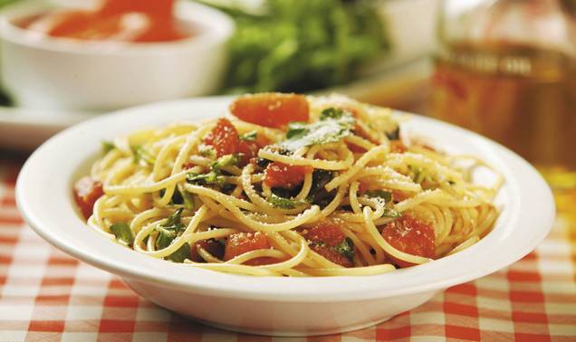 Espaguete com rúcula e tomate