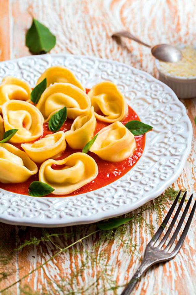 Agnellotti de cream cheese e limão-siciliano ao molho de tomate