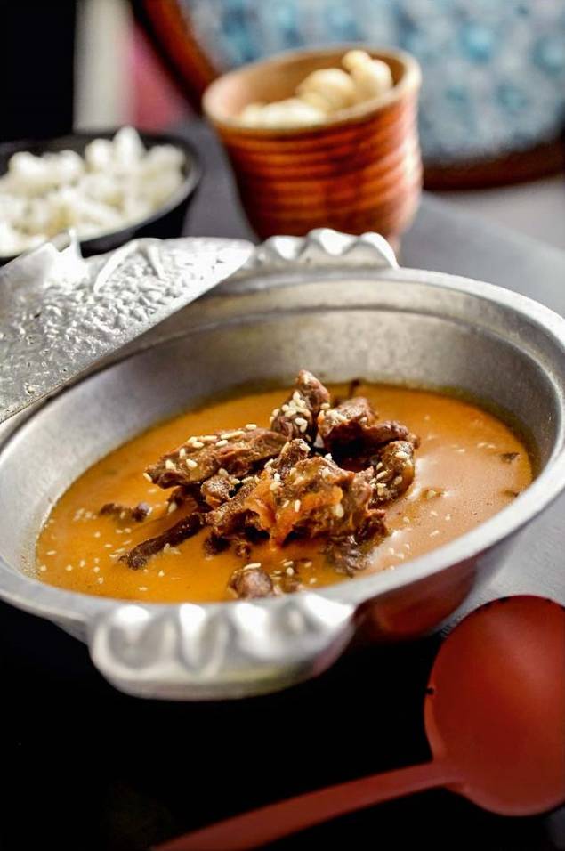 Picante e saboroso kampuchea: tiras de filé-mignon no curry vermelho com cenoura