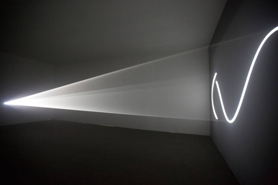 Você e Eu — Horizontal (2006), do inglês Anthony McCall: formas luminosas que dançam