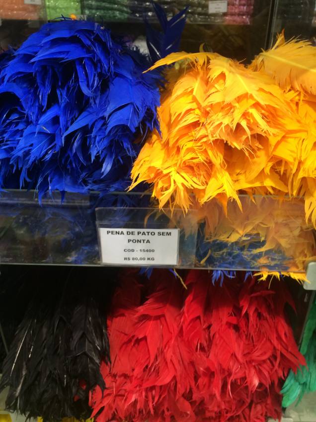 Apena de pato sem pontada Quatro Estações dá o toque especial para a fantasia da festa Apena de pato sem pontada Quatro Estações dá o toque especial para a fantasia da festa