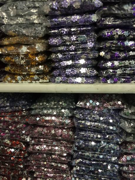 Os pacotes de chaton de flor da Colore Pedrarias & Aviamentos dão um toque colorido para quem quer montar a própria roupa