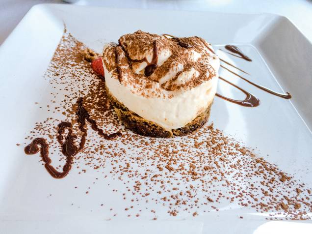 Trazido à mesa desenformado, o tiramisu tem pronunciado sabor de café