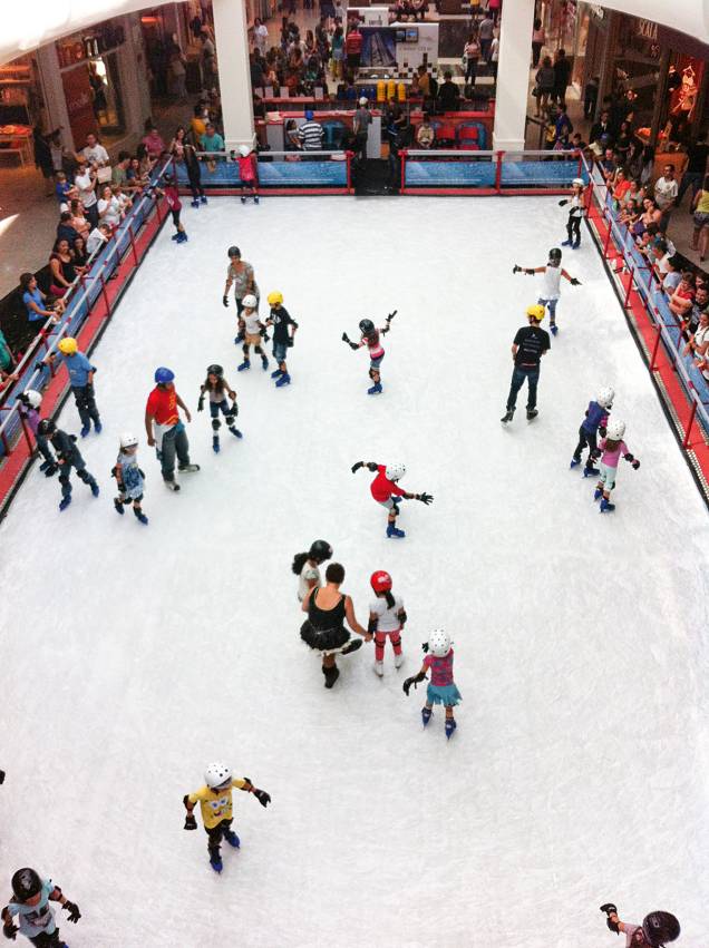 Pista de Patinação no Gelo no Mooca Plaza Shopping: monitores acompanham a brincadeira