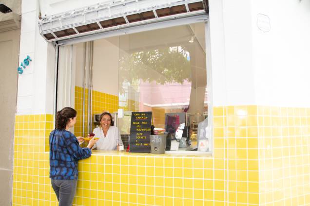 Janela para rua: dá para pegar bolo de coco e um cafezinho sem entrar na loja