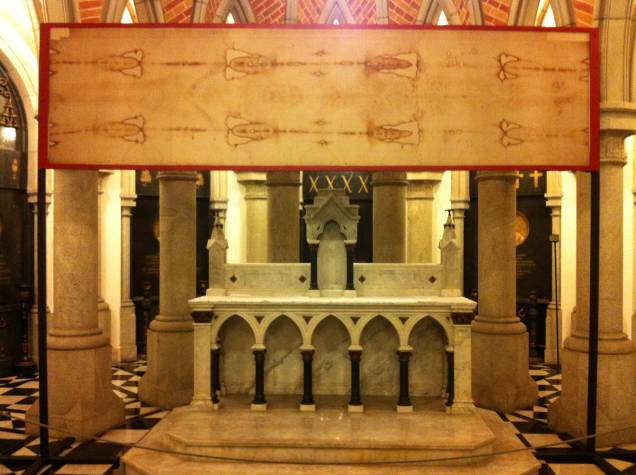 Réplica do Santo Sudário está exposta no altar da cripta