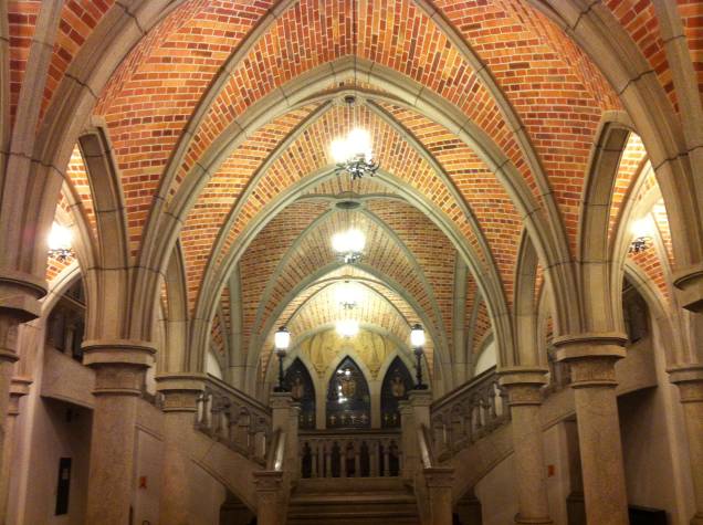 O teto da Cripta da Sé é todo feito de tijolinhos no mesmo estilo da Catedral