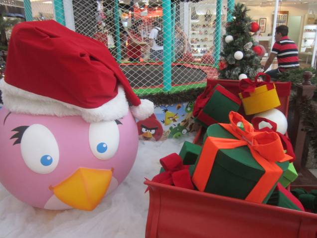 Os personagens do game Angry Birds completam a decoração de Natal do Mooca Plaza