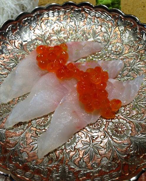 Sushi de peixe branco com ovas de salmão