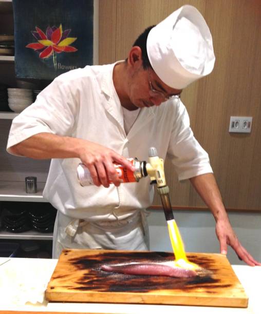 O sushiman Egashira em ação flambando o peixe
