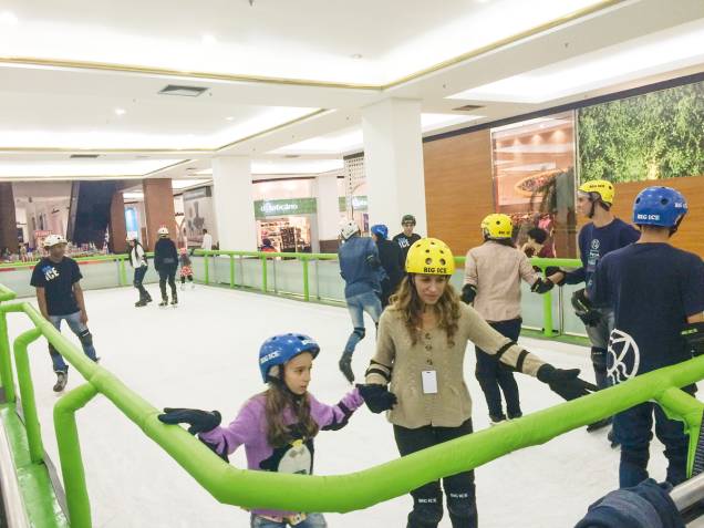 Pista de Patinação no Gelo no Shopping Market Place: monitores acompanham a brincadeira