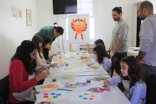 A galeria oferece atividades criativas para crianças durante as férias