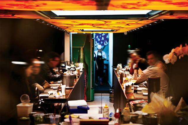 O salão do bar oriental: opções de teishoku