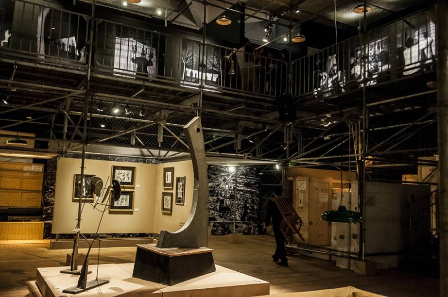 Andaimes, caixas e grandes formam a estrutura da mostra e levam para o universo do dramaturgo