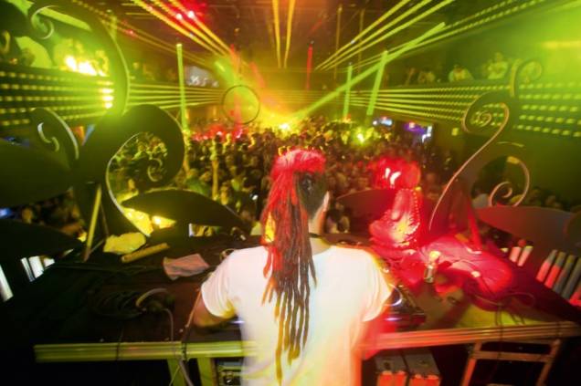 DJ Dre Guazzelli: festa com eletrônico e hip-hop