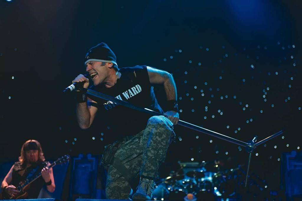	Bruce Dickinson lidera os metaleiros do Iron Maiden