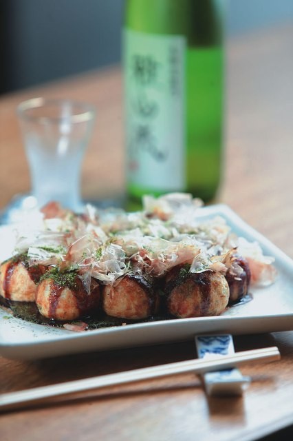 Sucesso na feirinha de fim de semana do bairro japonês, o takoyaki, bolinho feito com massa de cará e recheio de polvo, também pode ser encontrado na casa