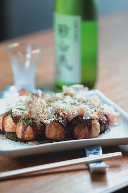 Sucesso na feirinha de fim de semana do bairro japonês, o takoyaki, bolinho feito com massa de cará e recheio de polvo, também pode ser encontrado na casa Sucesso na feirinha de fim de semana do bairro japonês, o takoyaki, bolinho feito com massa de cará e recheio de polvo, também pode ser encontrado na casa