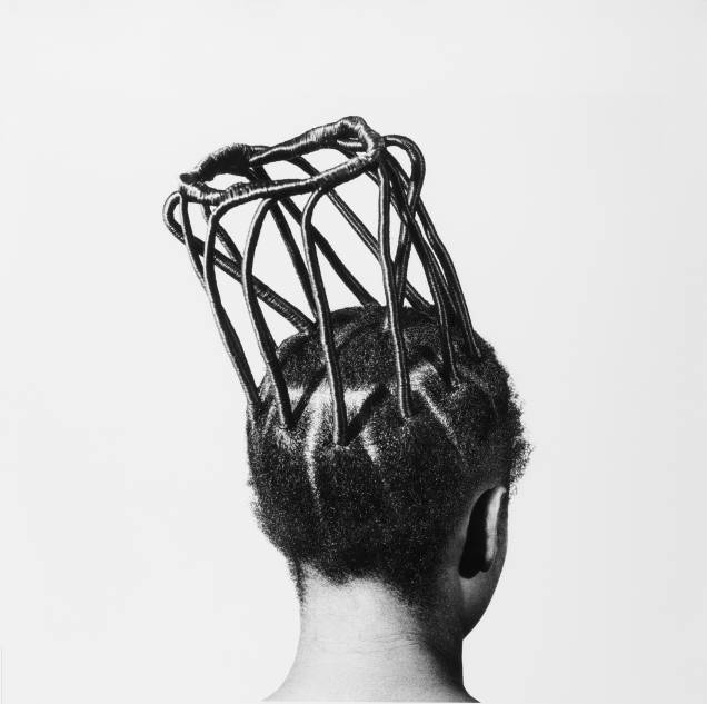 O fotógrafo J.D.’Okhai Ojeikere faz uma série de retratos dos penteados esculturais das nigerianas