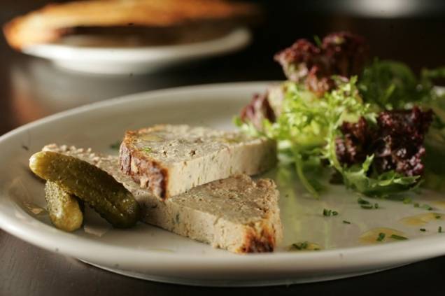 Terrine campagne com foie gras acompanhada de salada verde com nozes e torradas