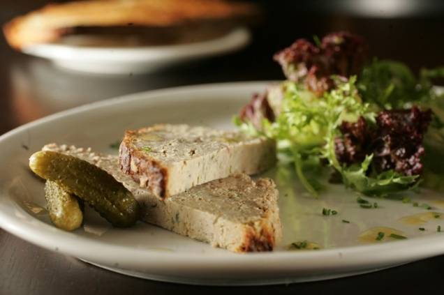 Terrine campagne com foie gras acompanhada de salada verde com nozes e torradas Terrine campagne com foie gras acompanhada de salada verde com nozes e torradas