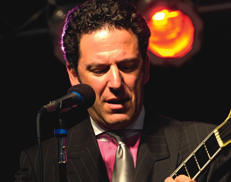 O guitarrista e cantor norte americano John Pizzarelli