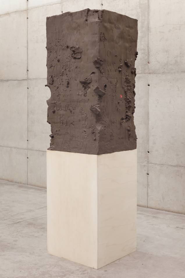 José Carlos Martinat usa argila para transformar seu tótem em um monumento totalmente moldável ao contexto em que encontra