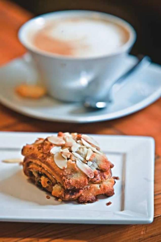 Croissant de chocolate finalizado com amêndoas