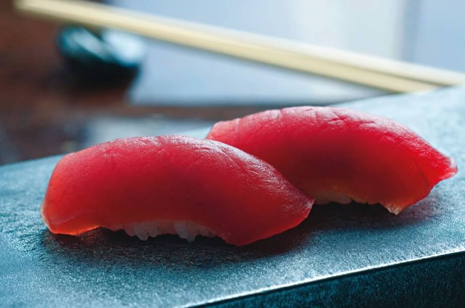 No japonês Jun Sakamoto: bolinhos de arroz cobertos por fatias de atum