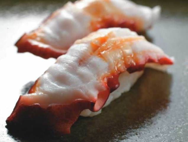 Sushi coberto por polvo: pedida integra a ótima degustação