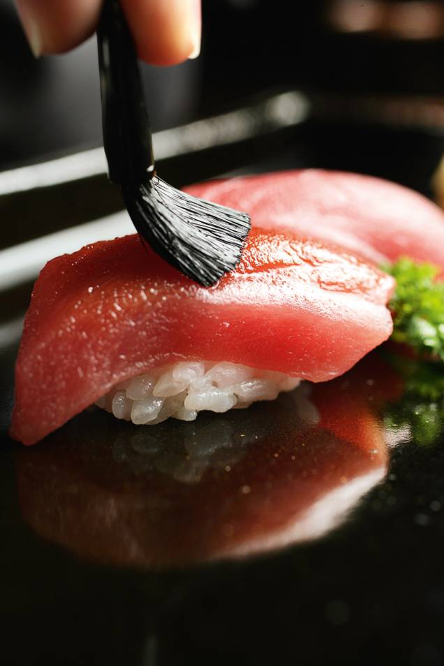 Sushi de atum: o pincel ajuda a manter o shoyu no peixe, não no arroz
