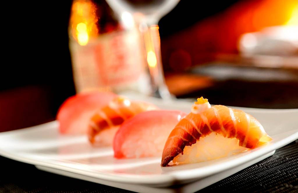 Niguiri de atum e de salmão no maçarico
