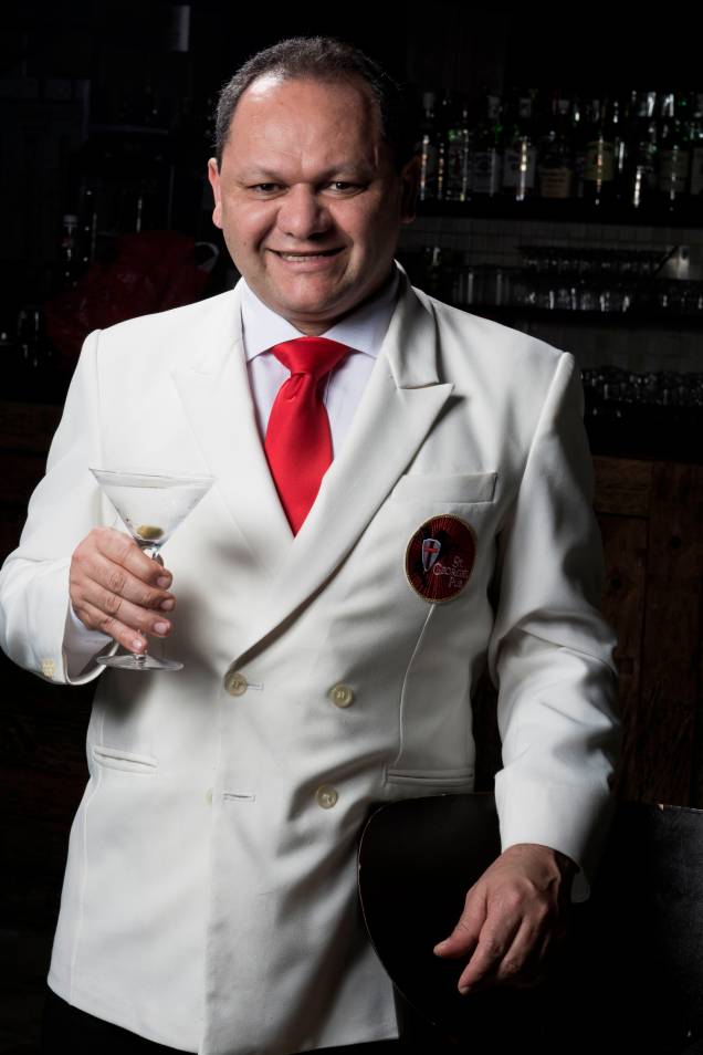 Um dos barmans mais famosos da cidade, Kaskão prepara drinques no pub Um dos barmans mais famosos da cidade, Kaskão prepara drinques no pub