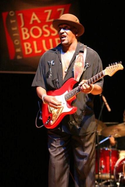 O guitarrista Kenney Brown